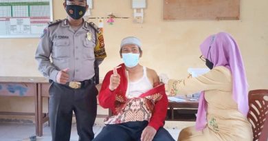 Ketua DPD LDII Kabupaten Pelalawan, M. Kurniadi memberi contoh langsung menerima vaksin booster