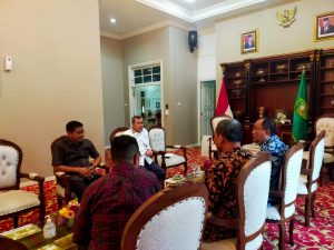 Ir. Effendy Sianipar DPR-RI Komisi V  didampingi  staf ahli kunjungan kerja ke kantor Gurbernur Riau