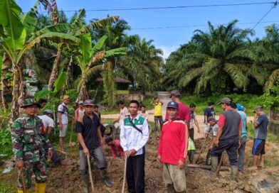 Membuat Saluran Air dan Memasang Gorong-gorong, LDII Desa Rambah Baru Sukseskan Kerja Bakti Serentak