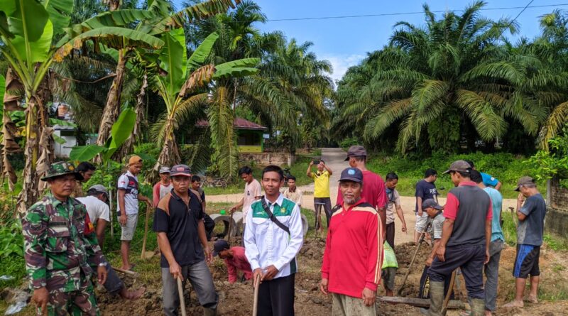Membuat Saluran Air dan Memasang Gorong-gorong, LDII Desa Rambah Baru Sukseskan Kerja Bakti Serentak