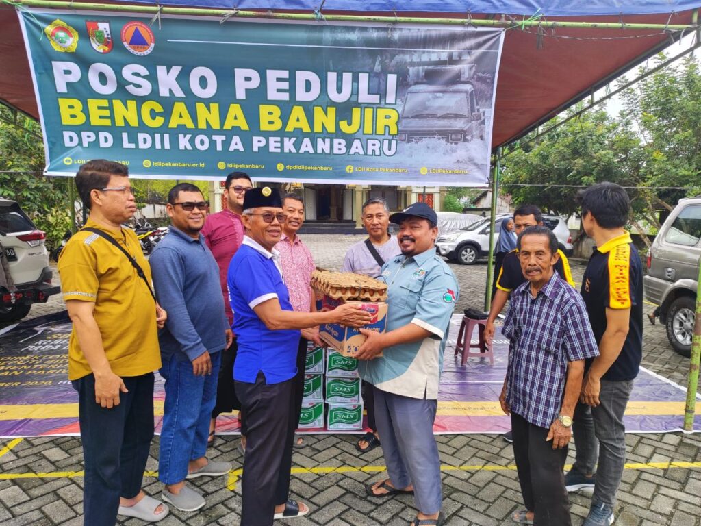 Pondok Pesantren (Ponpes) Miftahul Huda memberikan bantuan kepada Posko LDII Peduli banjir, foto Lines Riau