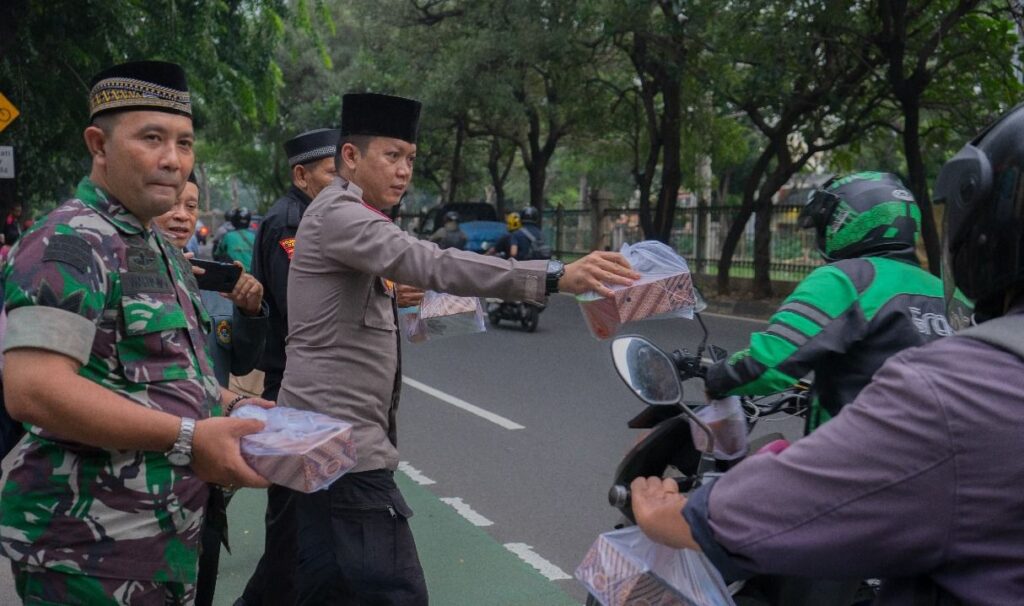 LDII Serukan Warganya Bagikan Takjil untuk Pengendara di Bulan Ramadan (foto Bhabinkamtibmas Grogol Utara, Aiptu Adikara dan Babinsa Grogol Utara, Sertu Wahyono ) Lines
