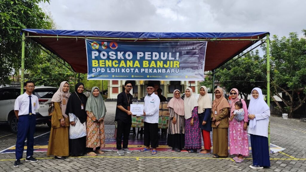 SMP AMBS Serahkan Bantuan Sembako untuk Korban Banjir Rumbai di Posko LDII Peduli Banjir