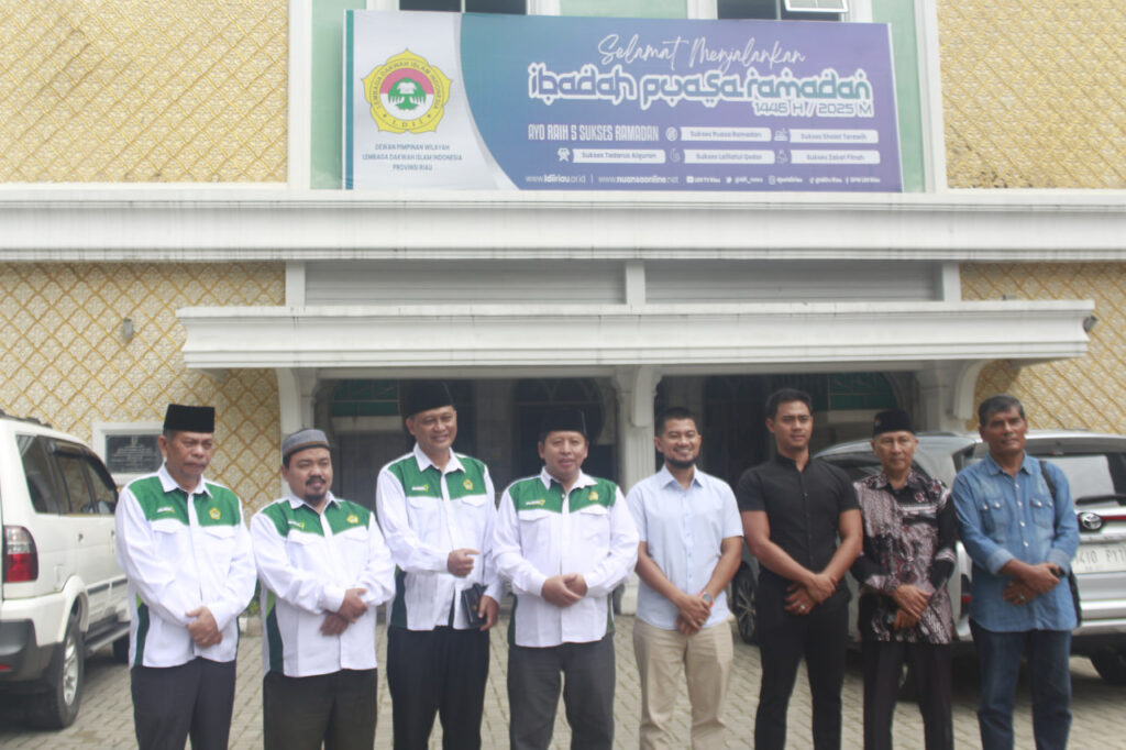 Foto bersamaDensus 88 Satgaswil Riau bersama Pengurus DPW LDII Riau (foto Lines Riau)