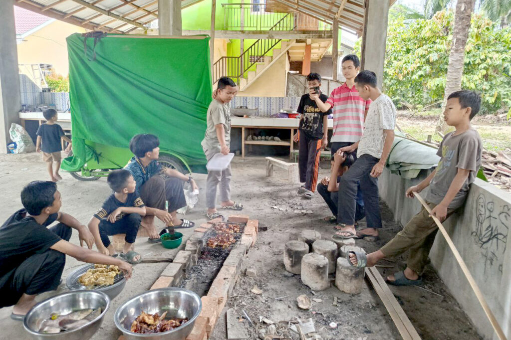 Generus Remaja Masjid Miftahul Jannah Bakar Ayam untuk Bukber