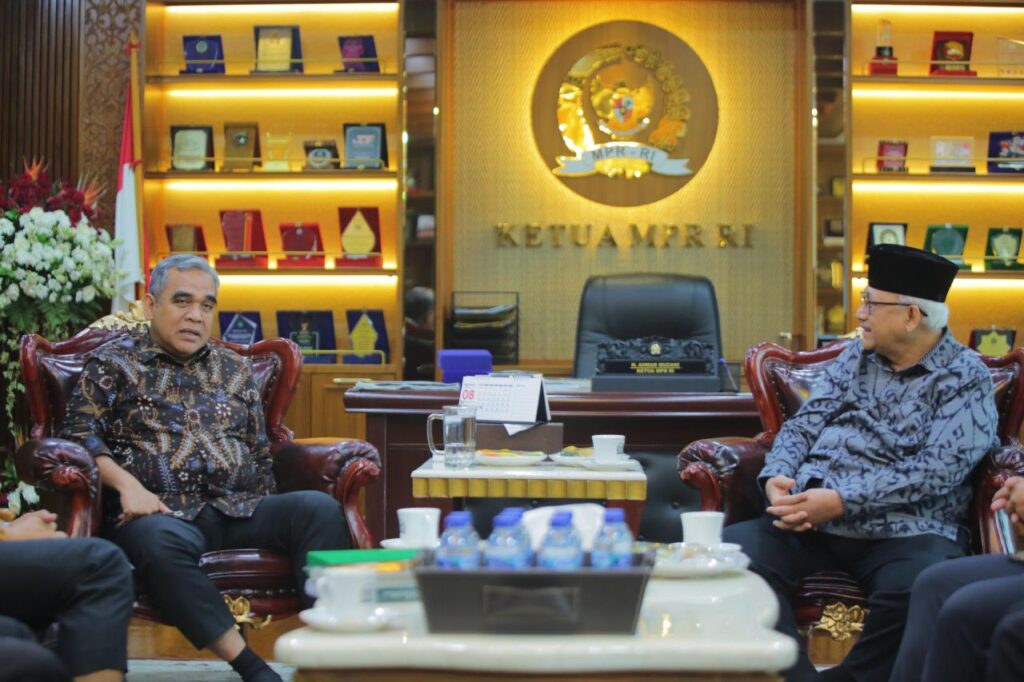 Ketua MPR RI Ahmad Muzani menerima kunjungan kerja Dewan Pimpinan Pusat Lembaga Dakwah Islam Indonesia (DPP LDII) di Gedung Nusantara III, Jakarta, Rabu (9/7)