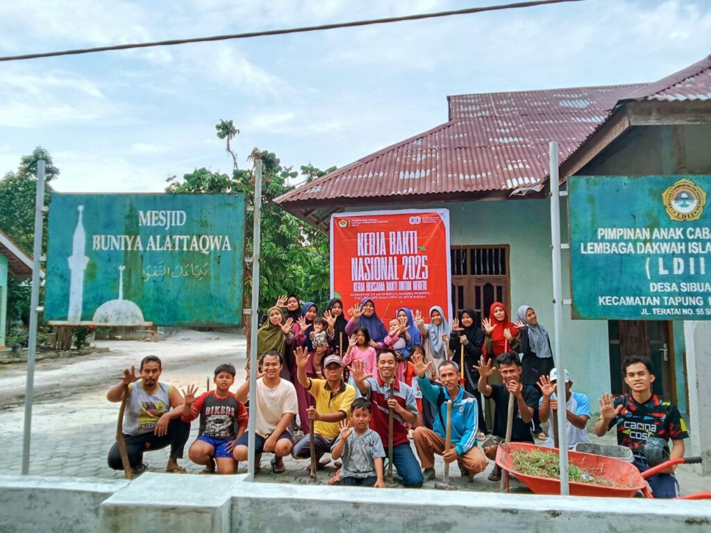 Warga LDII Desa Sibuak Gotong Royong Bersihkan Lingkungan