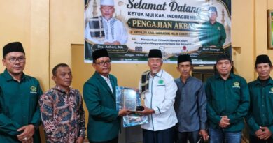 Sinergi Dakwah! LDII Indragiri Hilir Serahkan Majalah Nuansa ke Ketua MUI dalam Pengajian Akbar