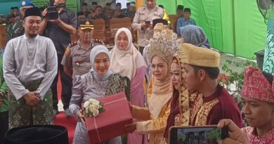 Tasyakuran Pernikahan Mubaligh-Mubalighah LDII Semakin Meriah dengan Penyerahan Hadiah dari Ketua TP PKK Kabupaten Indragiri