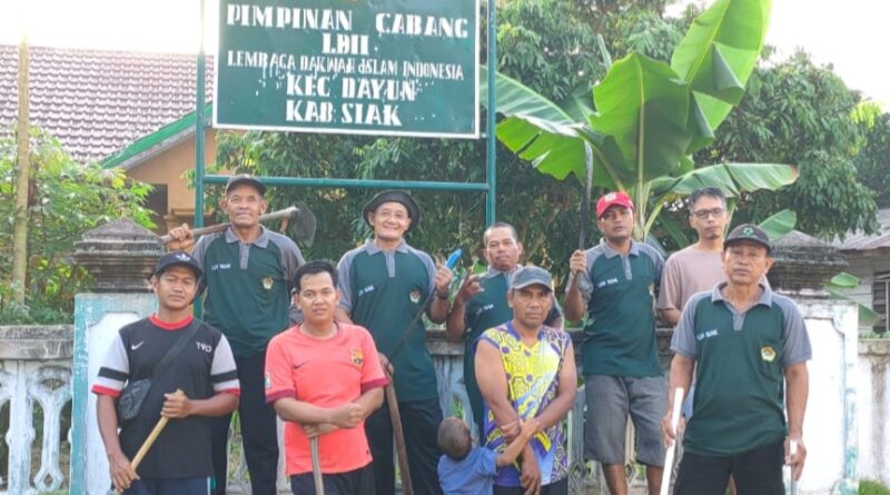 Sambut HUT RI ke-81, Warga PC LDII Dayun Gelar Kerja Bakti di Lingkungan Masjid