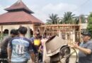 Warga Kompak Gotong Royong Cor Aula Masjid Baitul Izza di Kerinci Kanan, Begini Pesan Pengurus LDII