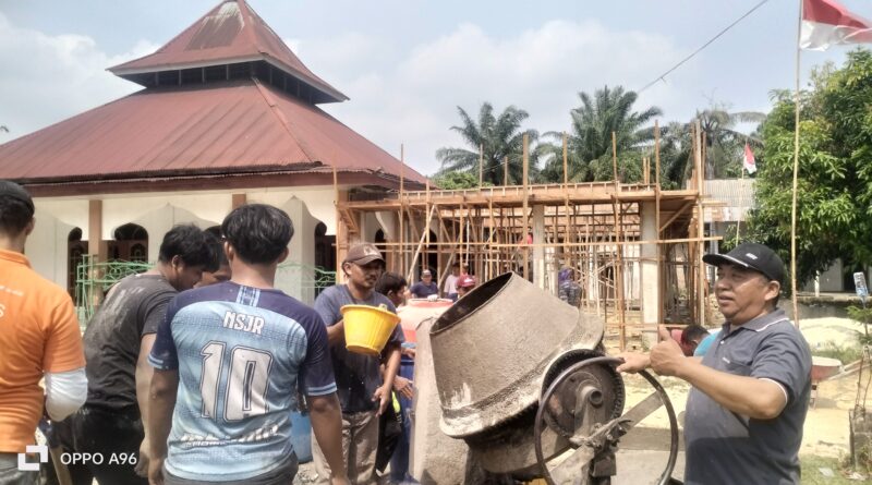 Warga Kompak Gotong Royong Cor Aula Masjid Baitul Izza di Kerinci Kanan, Begini Pesan Pengurus LDII